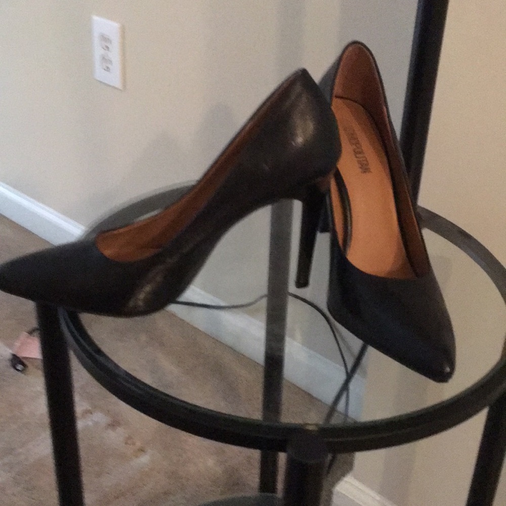Classic black pump